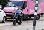 Amsterdam 24 augustus 2020
Dave Roelvink met zijn nieuwe vriendin Jazzlynn op de scooter in Amsterdam zuid.