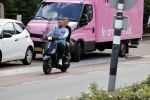 Amsterdam 24 augustus 2020
Dave Roelvink met zijn nieuwe vriendin Jazzlynn op de scooter in Amsterdam zuid.