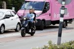Amsterdam 24 augustus 2020
Dave Roelvink met zijn nieuwe vriendin Jazzlynn op de scooter in Amsterdam zuid.