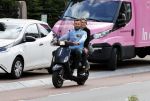 Amsterdam 24 augustus 2020
Dave Roelvink met zijn nieuwe vriendin Jazzlynn op de scooter in Amsterdam zuid.