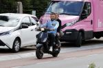 Amsterdam 24 augustus 2020
Dave Roelvink met zijn nieuwe vriendin Jazzlynn op de scooter in Amsterdam zuid.
