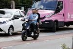 Amsterdam 24 augustus 2020
Dave Roelvink met zijn nieuwe vriendin Jazzlynn op de scooter in Amsterdam zuid.