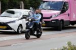 Amsterdam 24 augustus 2020
Dave Roelvink met zijn nieuwe vriendin Jazzlynn op de scooter in Amsterdam zuid.