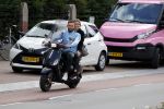 Amsterdam 24 augustus 2020
Dave Roelvink met zijn nieuwe vriendin Jazzlynn op de scooter in Amsterdam zuid.