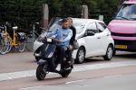 Amsterdam 24 augustus 2020
Dave Roelvink met zijn nieuwe vriendin Jazzlynn op de scooter in Amsterdam zuid.