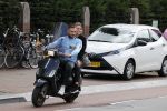Amsterdam 24 augustus 2020
Dave Roelvink met zijn nieuwe vriendin Jazzlynn op de scooter in Amsterdam zuid.