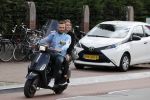 Amsterdam 24 augustus 2020
Dave Roelvink met zijn nieuwe vriendin Jazzlynn op de scooter in Amsterdam zuid.