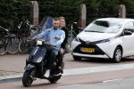 Amsterdam 24 augustus 2020
Dave Roelvink met zijn nieuwe vriendin Jazzlynn op de scooter in Amsterdam zuid.