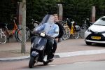 Amsterdam 24 augustus 2020
Dave Roelvink met zijn nieuwe vriendin Jazzlynn op de scooter in Amsterdam zuid.