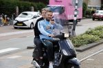 Amsterdam 24 augustus 2020
Dave Roelvink met zijn nieuwe vriendin Jazzlynn op de scooter in Amsterdam zuid.