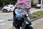 Amsterdam 24 augustus 2020
Dave Roelvink met zijn nieuwe vriendin Jazzlynn op de scooter in Amsterdam zuid.