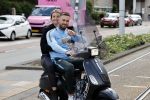 Amsterdam 24 augustus 2020
Dave Roelvink met zijn nieuwe vriendin Jazzlynn op de scooter in Amsterdam zuid.