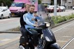 Amsterdam 24 augustus 2020
Dave Roelvink met zijn nieuwe vriendin Jazzlynn op de scooter in Amsterdam zuid.