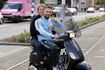 Amsterdam 24 augustus 2020
Dave Roelvink met zijn nieuwe vriendin Jazzlynn op de scooter in Amsterdam zuid.