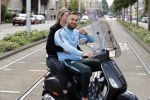 Amsterdam 24 augustus 2020
Dave Roelvink met zijn nieuwe vriendin Jazzlynn op de scooter in Amsterdam zuid.