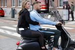 Amsterdam 24 augustus 2020
Dave Roelvink met zijn nieuwe vriendin Jazzlynn op de scooter in Amsterdam zuid.