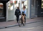 Amsterdam 124 september 2020
Dorien Rose op de fiets in het centrum van Amsterdam