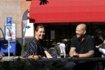 Amsterdam 19 augustus 2020
Evert Blauwendraat met een kennis op pleinte op de cornelis schuytstraat