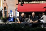 Amsterdam 19 augustus 2020
Evert Blauwendraat met een kennis op pleinte op de cornelis schuytstraat