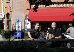 Amsterdam 19 augustus 2020
Evert Blauwendraat met een kennis op pleinte op de cornelis schuytstraat