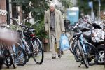 Amsterdam 27 augustus 2020
Frits Bolkestein met wandelstok op straat in het centrum van Amsterdam.