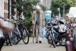 Amsterdam 27 augustus 2020
Frits Bolkestein met wandelstok op straat in het centrum van Amsterdam.