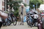 Amsterdam 27 augustus 2020
Frits Bolkestein met wandelstok op straat in het centrum van Amsterdam.