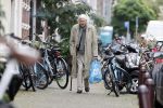 Amsterdam 27 augustus 2020
Frits Bolkestein met wandelstok op straat in het centrum van Amsterdam.