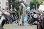 Amsterdam 27 augustus 2020
Frits Bolkestein met wandelstok op straat in het centrum van Amsterdam.