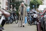 Amsterdam 27 augustus 2020
Frits Bolkestein met wandelstok op straat in het centrum van Amsterdam.