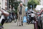 Amsterdam 27 augustus 2020
Frits Bolkestein met wandelstok op straat in het centrum van Amsterdam.