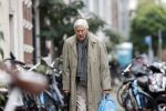 Amsterdam 27 augustus 2020
Frits Bolkestein met wandelstok op straat in het centrum van Amsterdam.