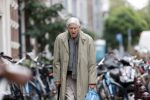 Amsterdam 27 augustus 2020
Frits Bolkestein met wandelstok op straat in het centrum van Amsterdam.