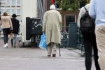 Amsterdam 27 augustus 2020
Frits Bolkestein met wandelstok op straat in het centrum van Amsterdam.