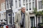 Amsterdam 27 augustus 2020
Frits Bolkestein met wandelstok op straat in het centrum van Amsterdam.