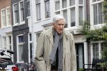 Amsterdam 27 augustus 2020
Frits Bolkestein met wandelstok op straat in het centrum van Amsterdam.