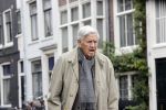 Amsterdam 27 augustus 2020
Frits Bolkestein met wandelstok op straat in het centrum van Amsterdam.