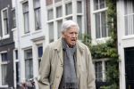 Amsterdam 27 augustus 2020
Frits Bolkestein met wandelstok op straat in het centrum van Amsterdam.