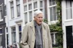 Amsterdam 27 augustus 2020
Frits Bolkestein met wandelstok op straat in het centrum van Amsterdam.