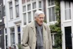 Amsterdam 27 augustus 2020
Frits Bolkestein met wandelstok op straat in het centrum van Amsterdam.