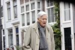 Amsterdam 27 augustus 2020
Frits Bolkestein met wandelstok op straat in het centrum van Amsterdam.
