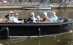Amsterdam 17 september 2020
Ton en Hannie Veerkamp met hun zoon en vrienden aan het varen in de grachten van Amsterdam. Ze hebben een Maxima sloep