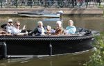 Amsterdam 17 september 2020
Ton en Hannie Veerkamp met hun zoon en vrienden aan het varen in de grachten van Amsterdam. Ze hebben een Maxima sloep