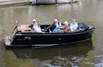 Amsterdam 17 september 2020
Ton en Hannie Veerkamp met hun zoon en vrienden aan het varen in de grachten van Amsterdam. Ze hebben een Maxima sloep
