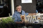 Amsterdam 23 augustus 2020
Hans v d Togt met een hondje op terras
