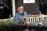 Amsterdam 23 augustus 2020
Hans v d Togt met een hondje op terras