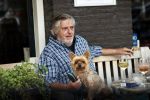 Amsterdam 23 augustus 2020
Hans v d Togt met een hondje op terras