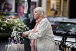 Amsterdam 25 augustus 2020
Herma Krabbe met haar fiets en been in verband op de cornelis schuytstraat.