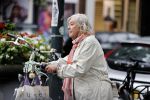 Amsterdam 25 augustus 2020
Herma Krabbe met haar fiets en been in verband op de cornelis schuytstraat.