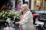 Amsterdam 25 augustus 2020
Herma Krabbe met haar fiets en been in verband op de cornelis schuytstraat.